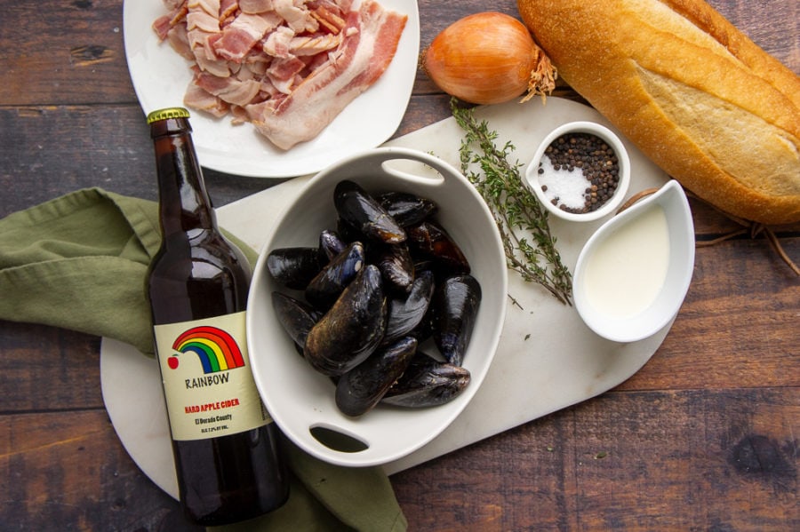 ingredients to make mussels cooked in cider