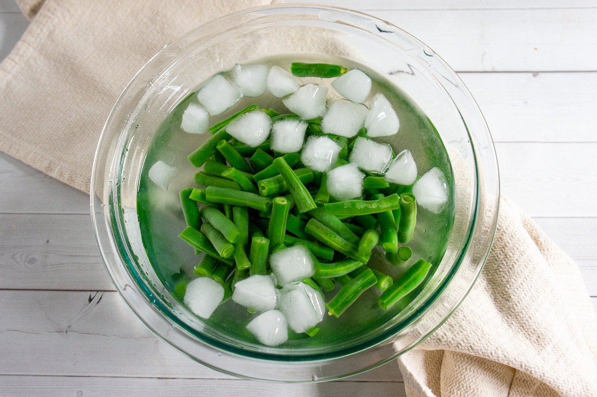 green beans being shocked in an ice bath